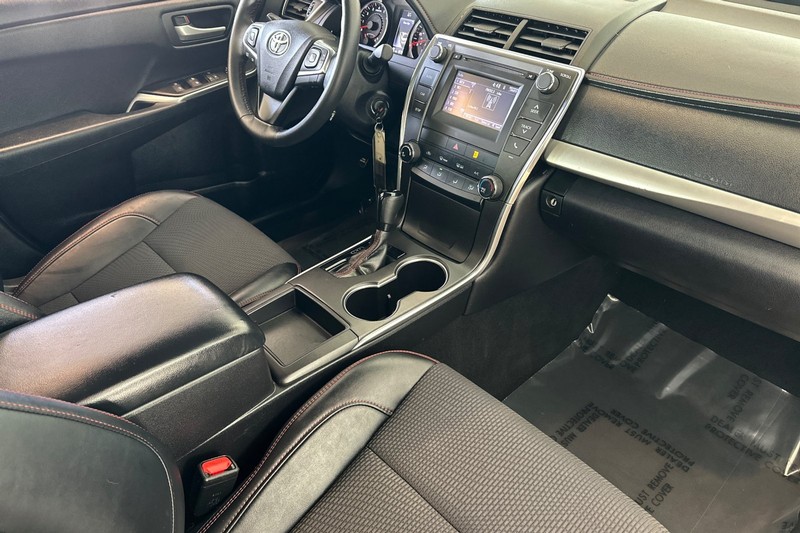 Toyota Camry Vehicle Full-screen Gallery Image 15