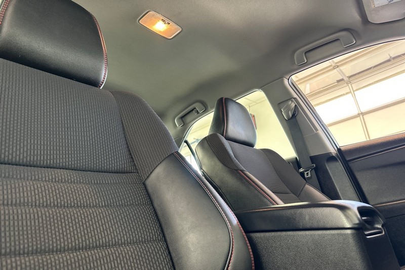 Toyota Camry Vehicle Full-screen Gallery Image 16