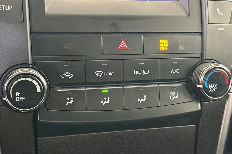 Toyota Camry Vehicle Full-screen Gallery Image 19