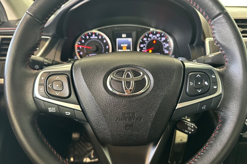 Toyota Camry Vehicle Full-screen Gallery Image 21