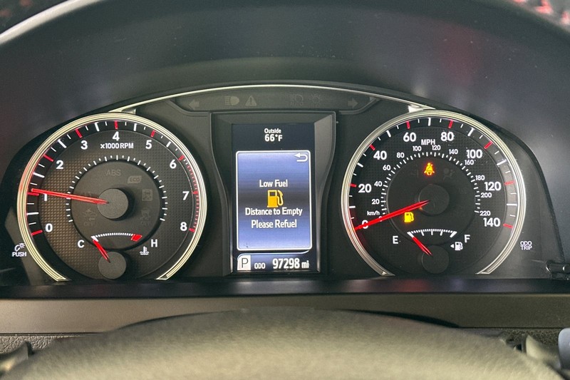 Toyota Camry Vehicle Full-screen Gallery Image 22