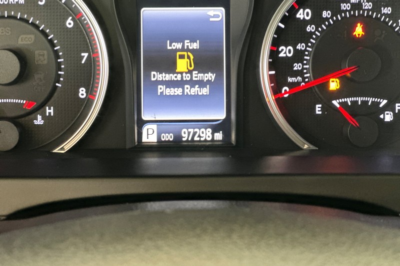 Toyota Camry Vehicle Full-screen Gallery Image 23