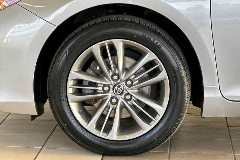 Toyota Camry Vehicle Full-screen Gallery Image 24