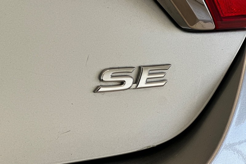 Toyota Camry Vehicle Full-screen Gallery Image 25