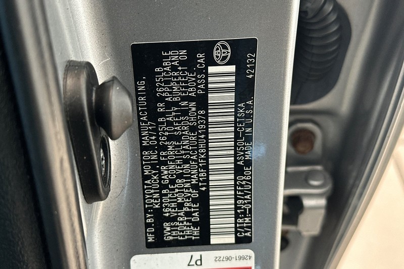 Toyota Camry Vehicle Full-screen Gallery Image 27