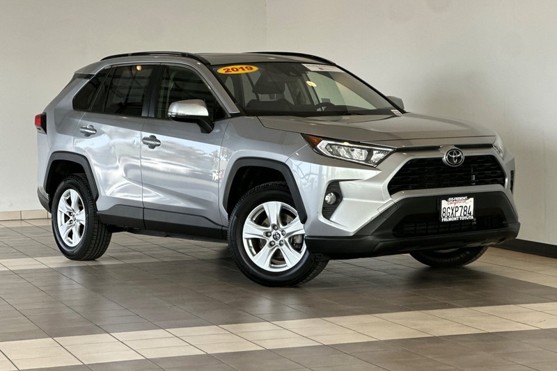 Toyota RAV4 Vehicle Full-screen Gallery Image 02