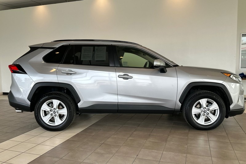 Toyota RAV4 Vehicle Full-screen Gallery Image 03