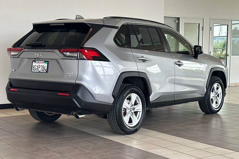 Toyota RAV4 Vehicle Full-screen Gallery Image 04