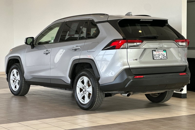 Toyota RAV4 Vehicle Full-screen Gallery Image 06