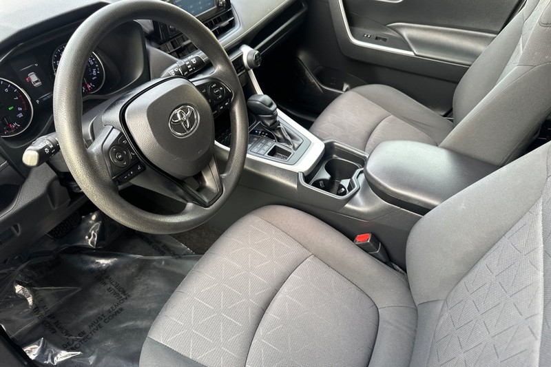 Toyota RAV4 Vehicle Full-screen Gallery Image 10