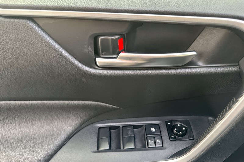 Toyota RAV4 Vehicle Full-screen Gallery Image 11