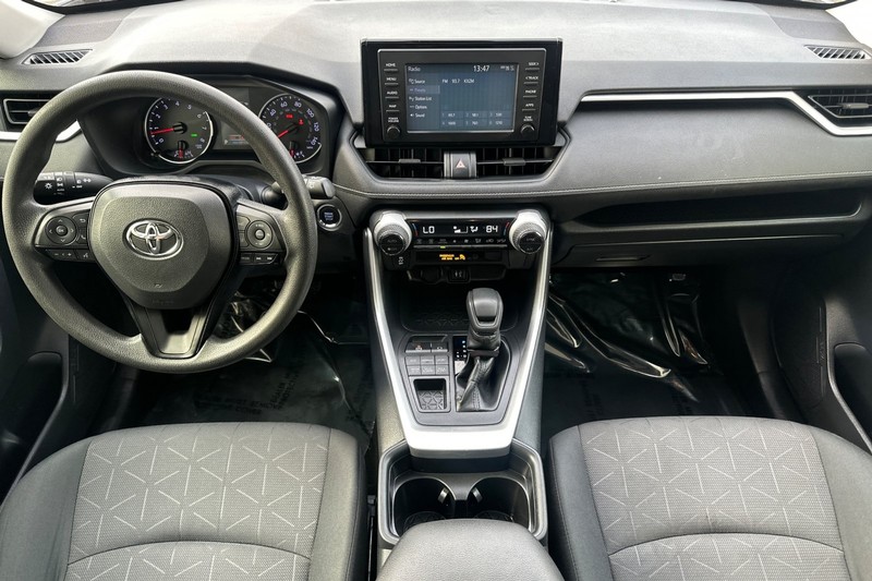 Toyota RAV4 Vehicle Full-screen Gallery Image 13