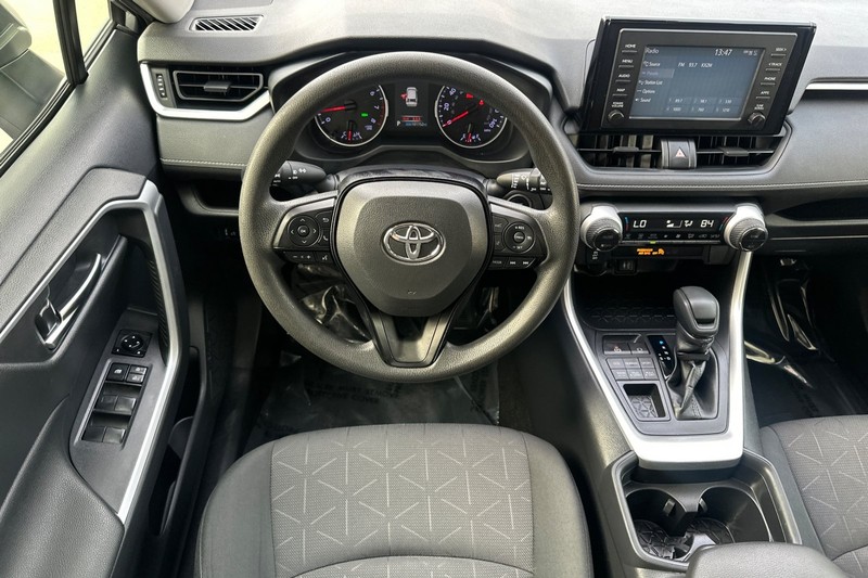 Toyota RAV4 Vehicle Full-screen Gallery Image 14