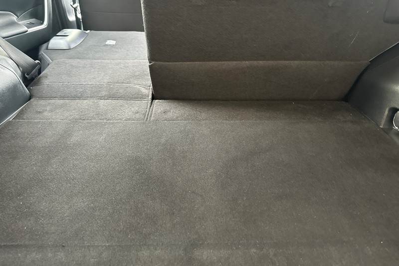 Toyota RAV4 Vehicle Full-screen Gallery Image 15