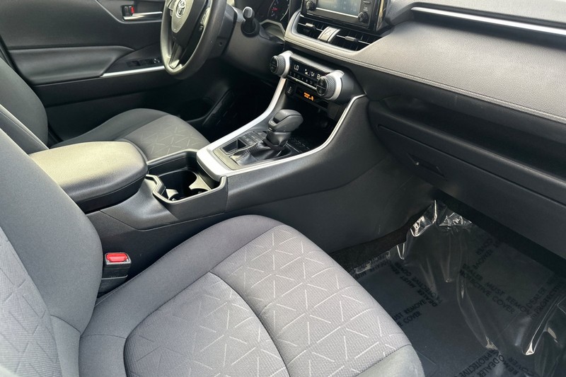 Toyota RAV4 Vehicle Full-screen Gallery Image 16