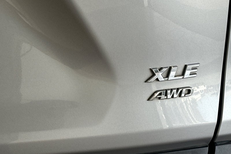 Toyota RAV4 Vehicle Full-screen Gallery Image 27