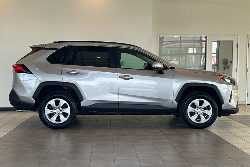 Toyota RAV4 Vehicle Full-screen Gallery Image 03