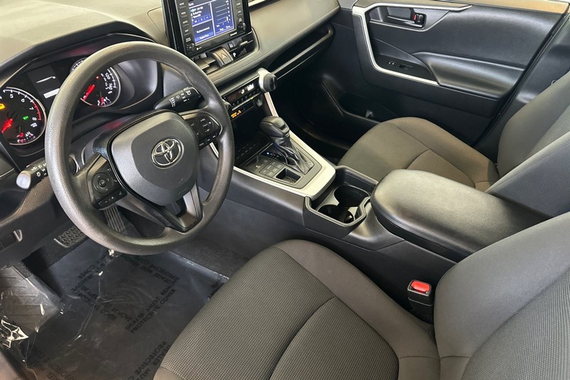 Toyota RAV4 Vehicle Full-screen Gallery Image 10