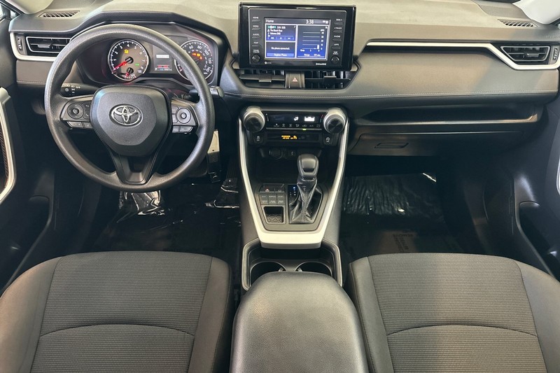 Toyota RAV4 Vehicle Full-screen Gallery Image 13