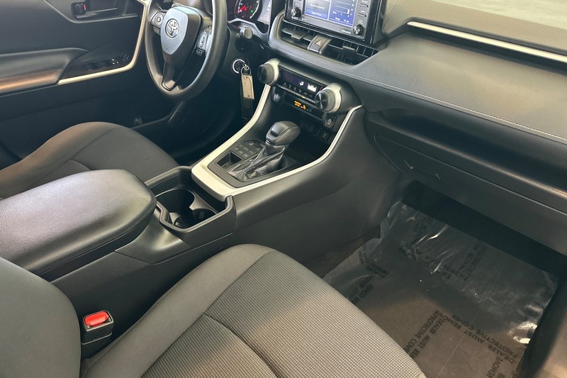 Toyota RAV4 Vehicle Full-screen Gallery Image 16