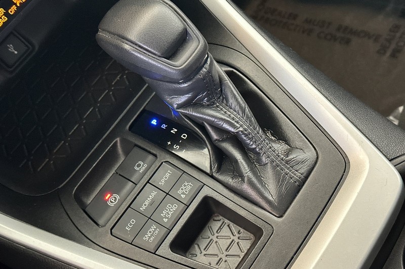 Toyota RAV4 Vehicle Full-screen Gallery Image 21