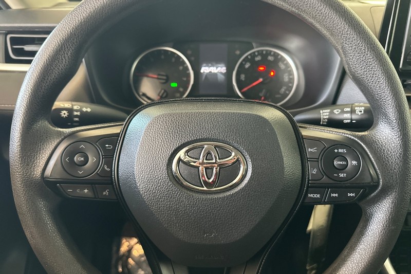 Toyota RAV4 Vehicle Full-screen Gallery Image 22