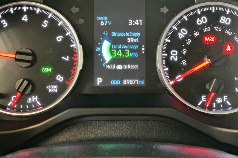 Toyota RAV4 Vehicle Full-screen Gallery Image 24