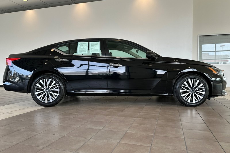 Nissan Altima Vehicle Full-screen Gallery Image 03