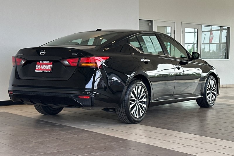 Nissan Altima Vehicle Full-screen Gallery Image 04