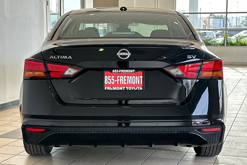 Nissan Altima Vehicle Full-screen Gallery Image 05