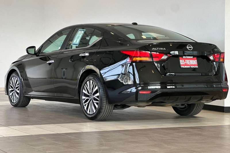 Nissan Altima Vehicle Full-screen Gallery Image 06