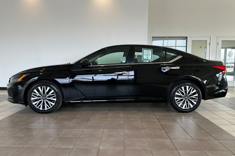 Nissan Altima Vehicle Full-screen Gallery Image 07