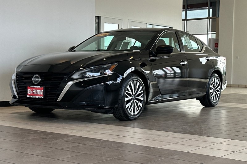 Nissan Altima Vehicle Full-screen Gallery Image 08