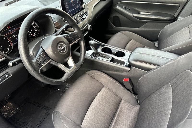 Nissan Altima Vehicle Full-screen Gallery Image 10