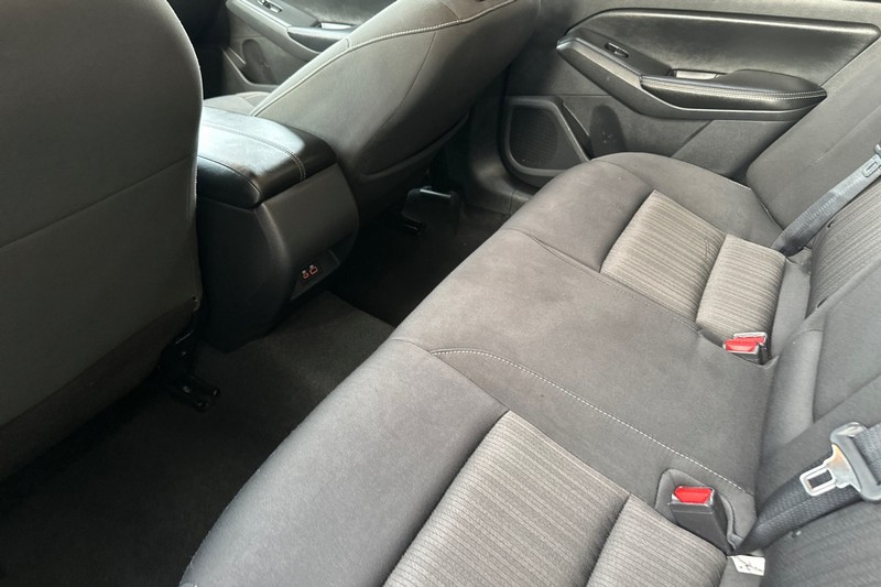 Nissan Altima Vehicle Full-screen Gallery Image 12