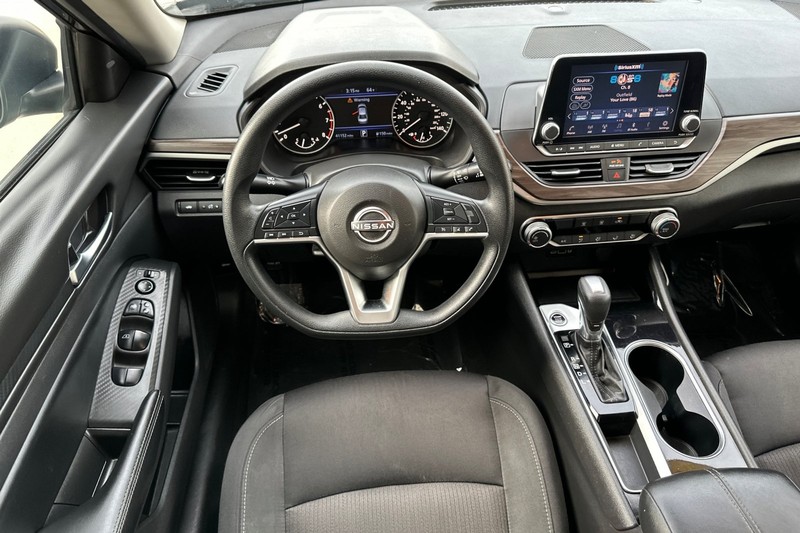 Nissan Altima Vehicle Full-screen Gallery Image 14