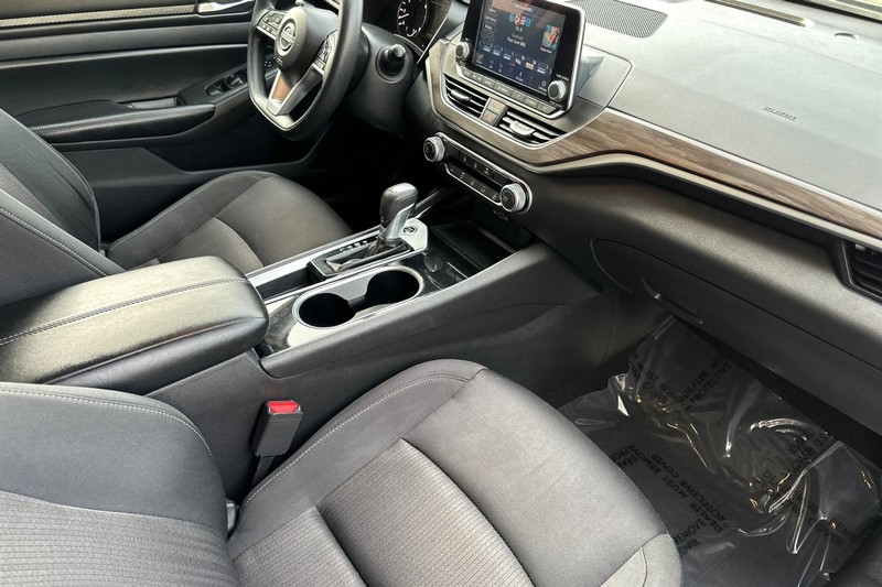 Nissan Altima Vehicle Full-screen Gallery Image 15