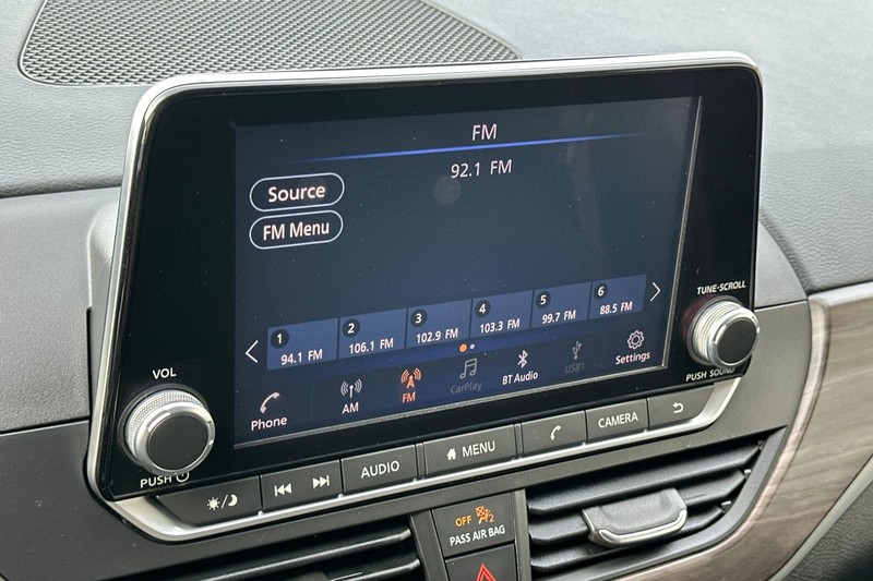 Nissan Altima Vehicle Full-screen Gallery Image 17