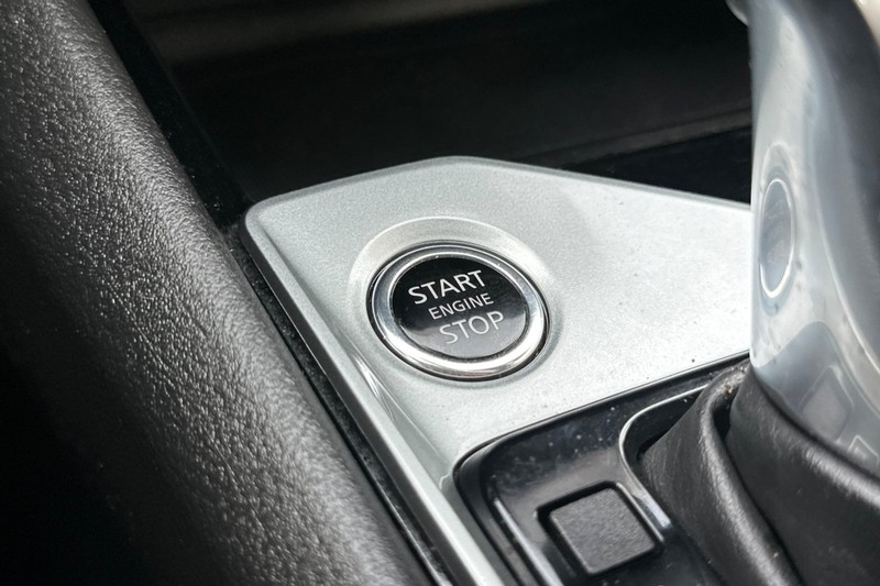 Nissan Altima Vehicle Full-screen Gallery Image 21