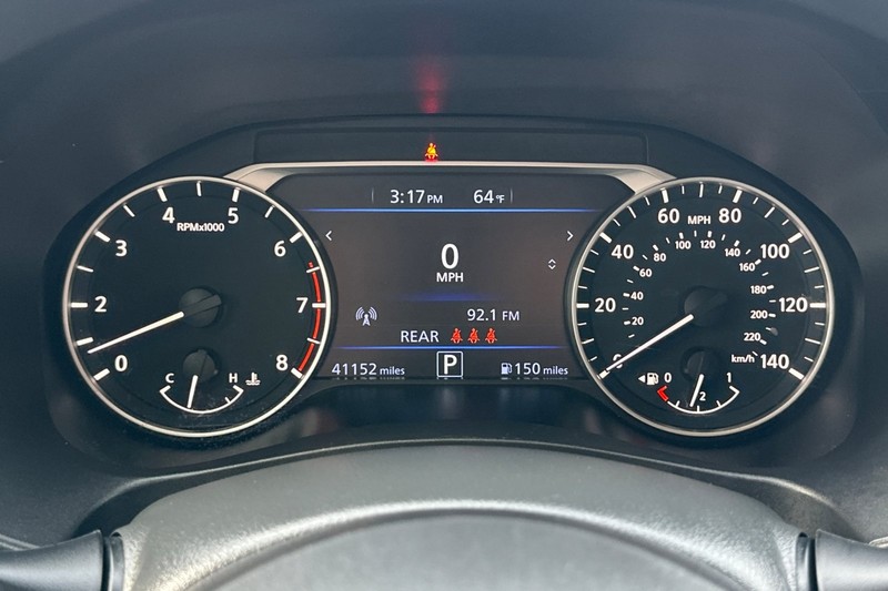 Nissan Altima Vehicle Full-screen Gallery Image 23