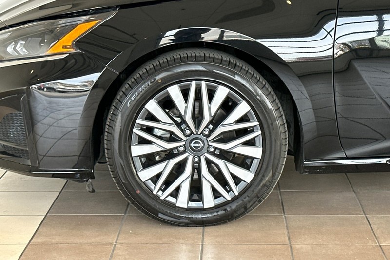 Nissan Altima Vehicle Full-screen Gallery Image 25