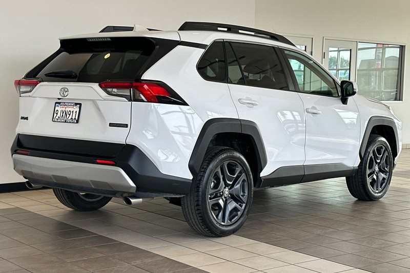 Toyota RAV4 Vehicle Full-screen Gallery Image 04