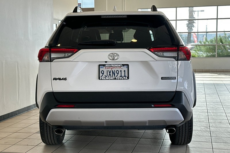 Toyota RAV4 Vehicle Full-screen Gallery Image 05