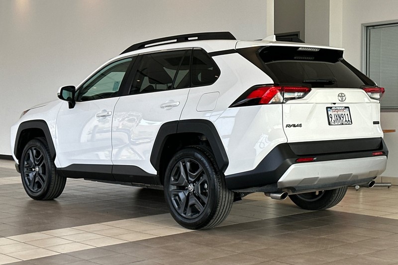 Toyota RAV4 Vehicle Full-screen Gallery Image 06