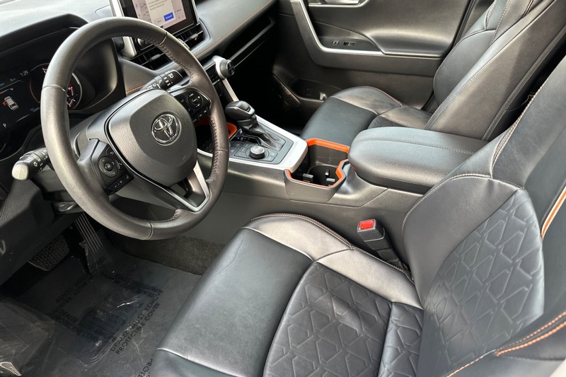 Toyota RAV4 Vehicle Full-screen Gallery Image 10