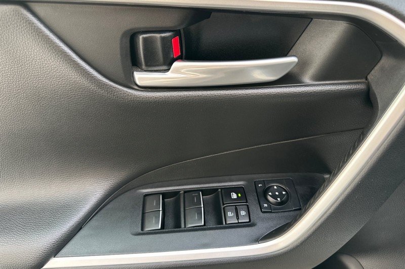 Toyota RAV4 Vehicle Full-screen Gallery Image 11