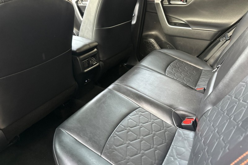 Toyota RAV4 Vehicle Full-screen Gallery Image 12