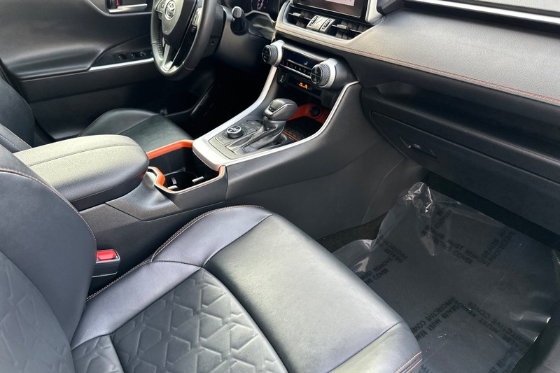 Toyota RAV4 Vehicle Full-screen Gallery Image 15