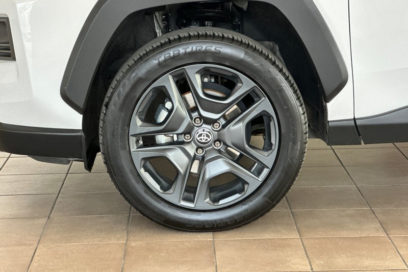 Toyota RAV4 Vehicle Full-screen Gallery Image 25