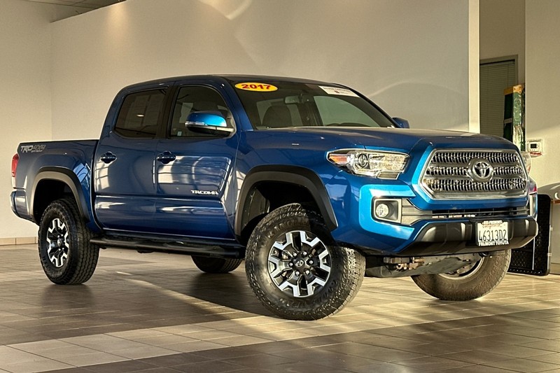 Toyota Tacoma Vehicle Full-screen Gallery Image 02